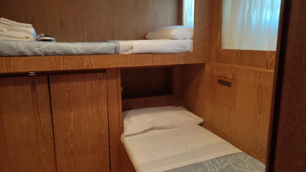 מלון ארבאטקס Boat & Breakfast Lucretia, Luxury Yacht מראה חיצוני תמונה